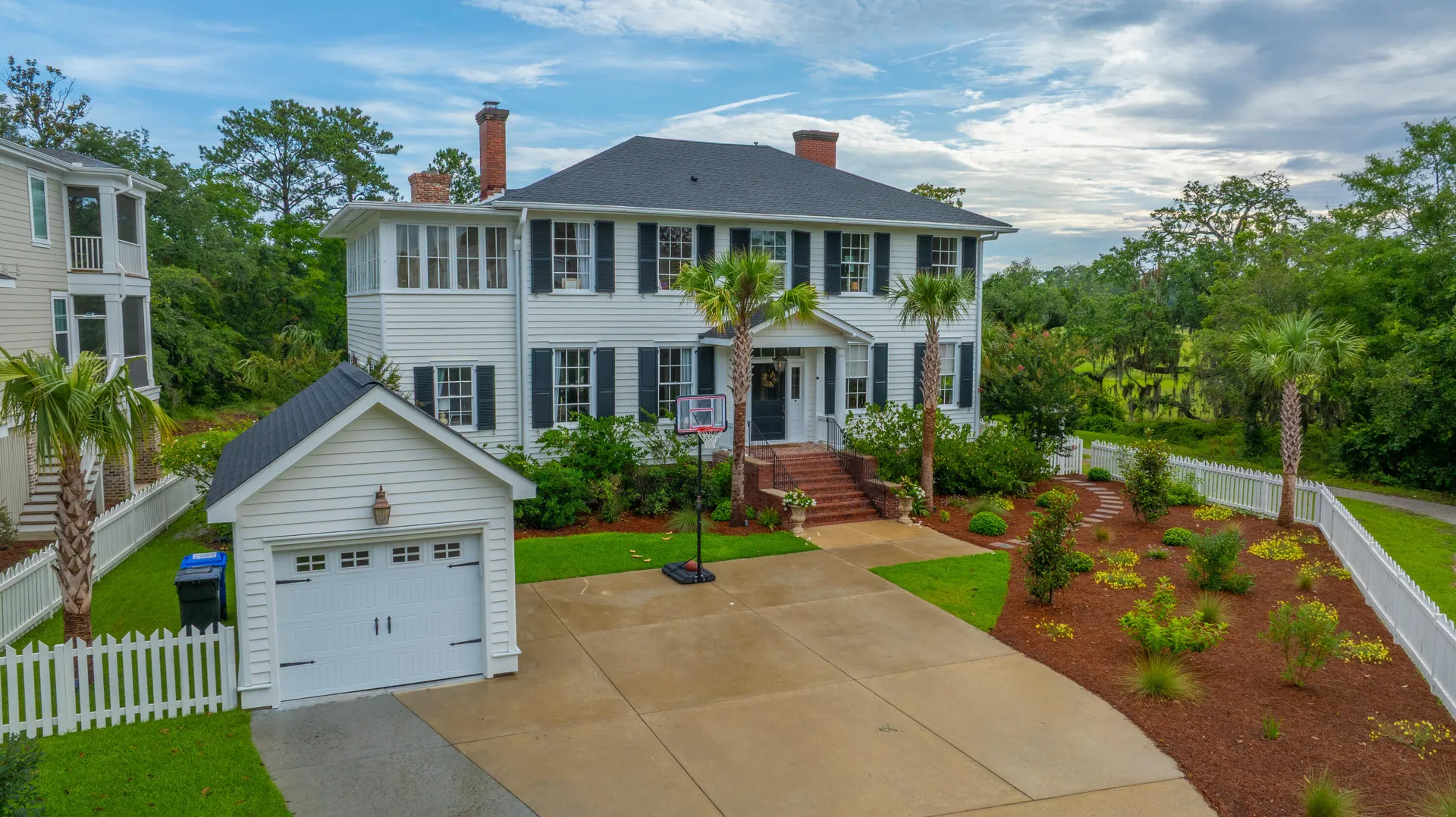 Avenue of Oaks, Charleston Community
