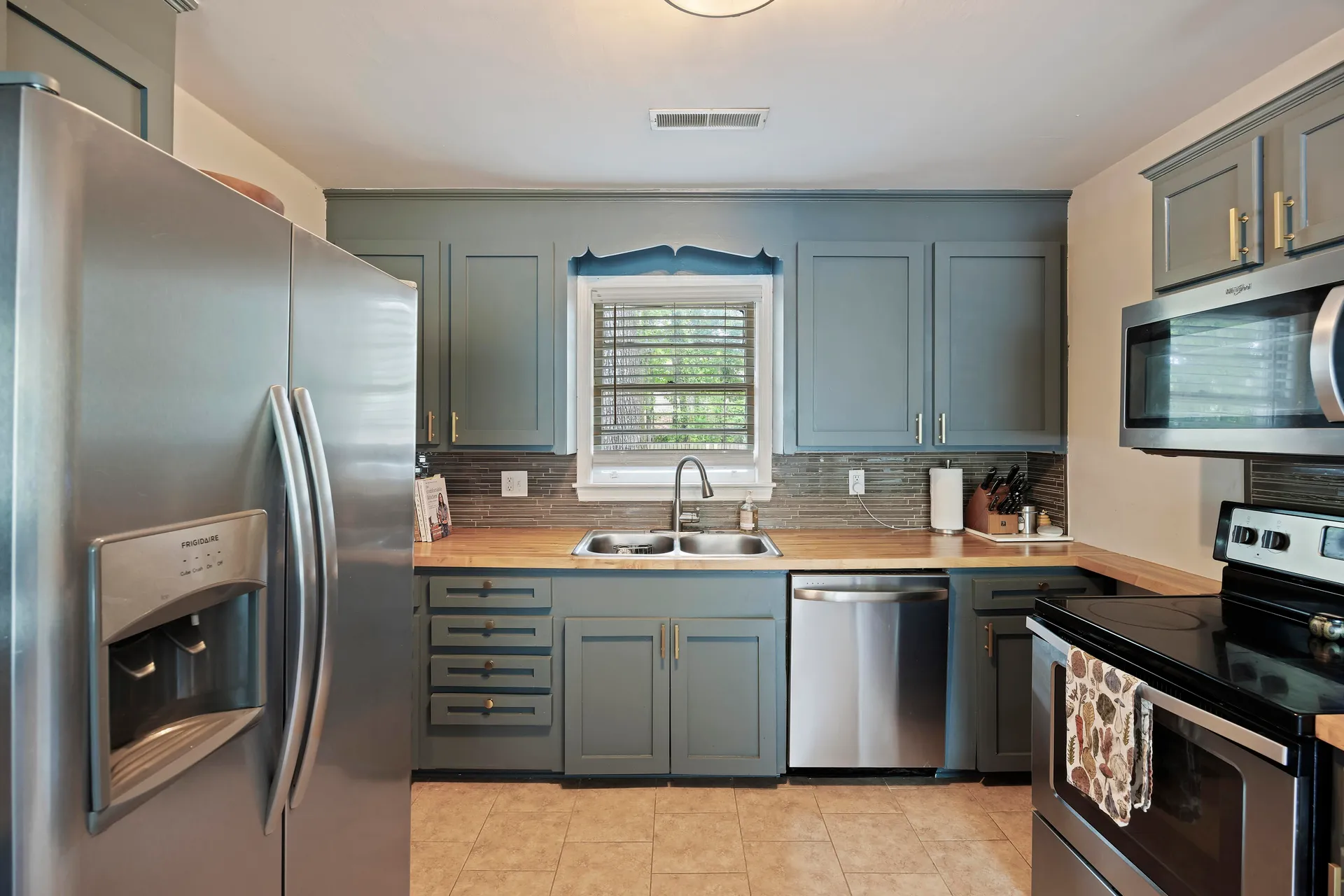Property image 4 at 825 Savage Road, Charleston, SC 29414
