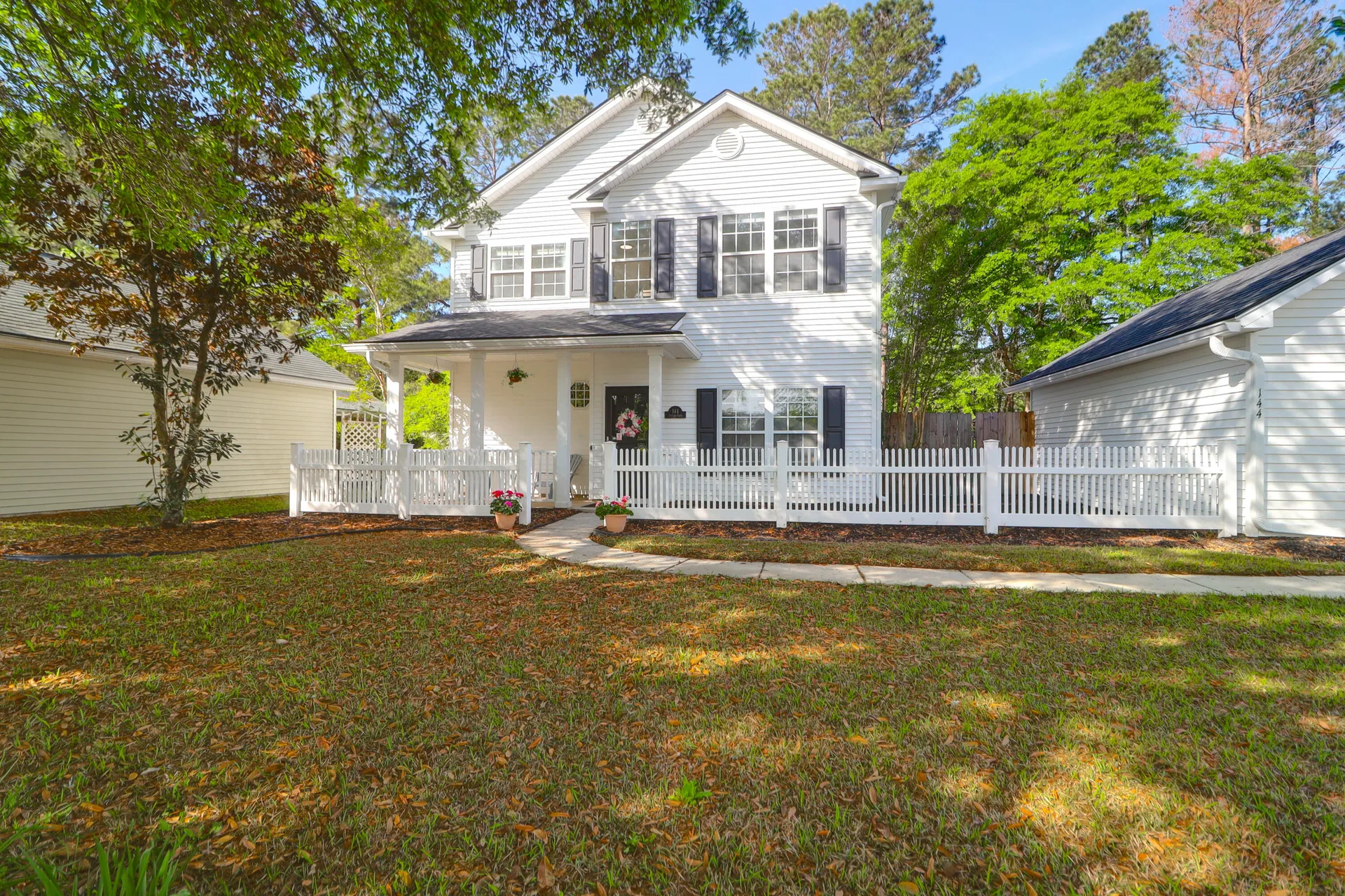 Sunburst Lakes, Summerville Community