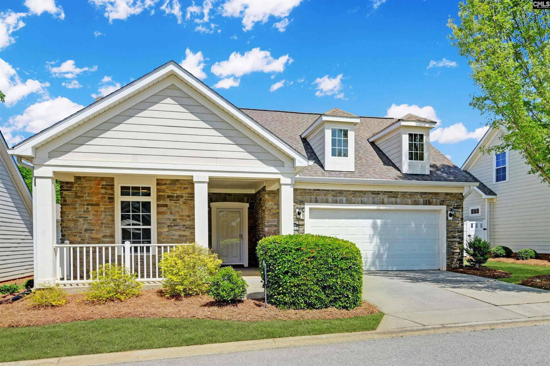 Lexington Villas, Lexington Community
