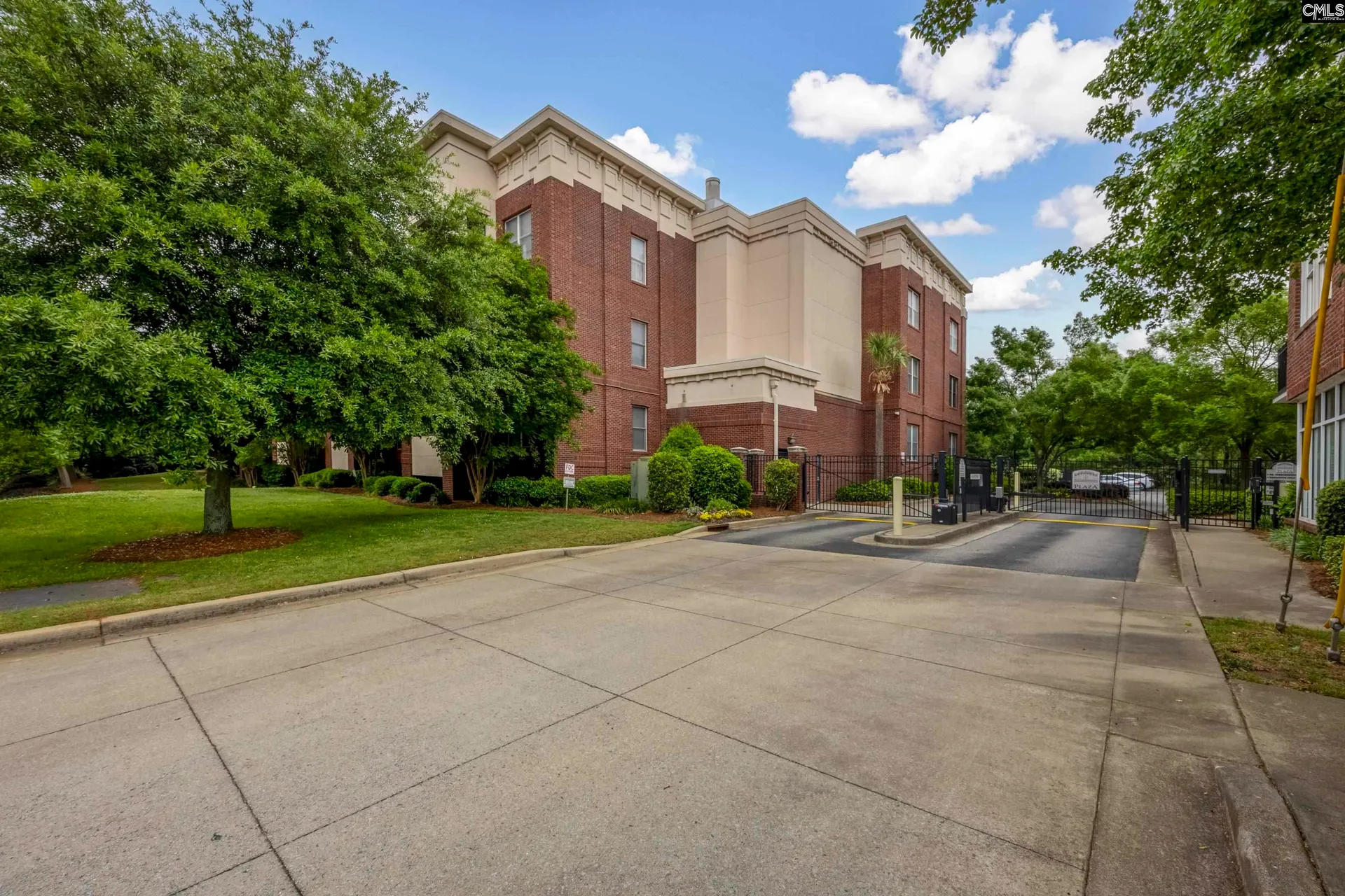Renaissance Plaza, Columbia Community