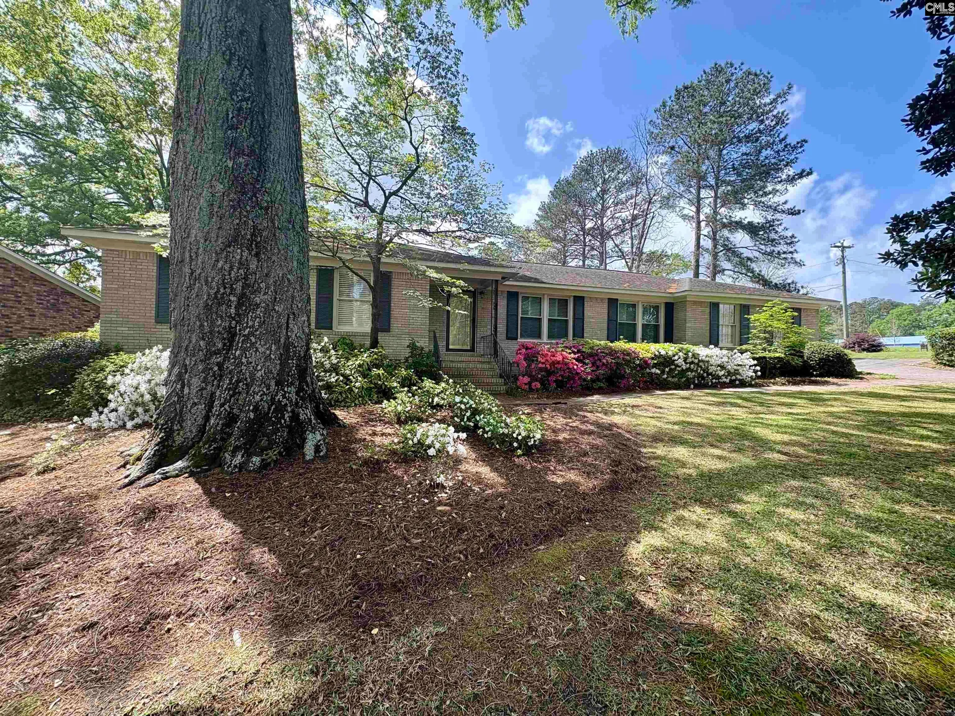Woodland Hills, Columbia Community