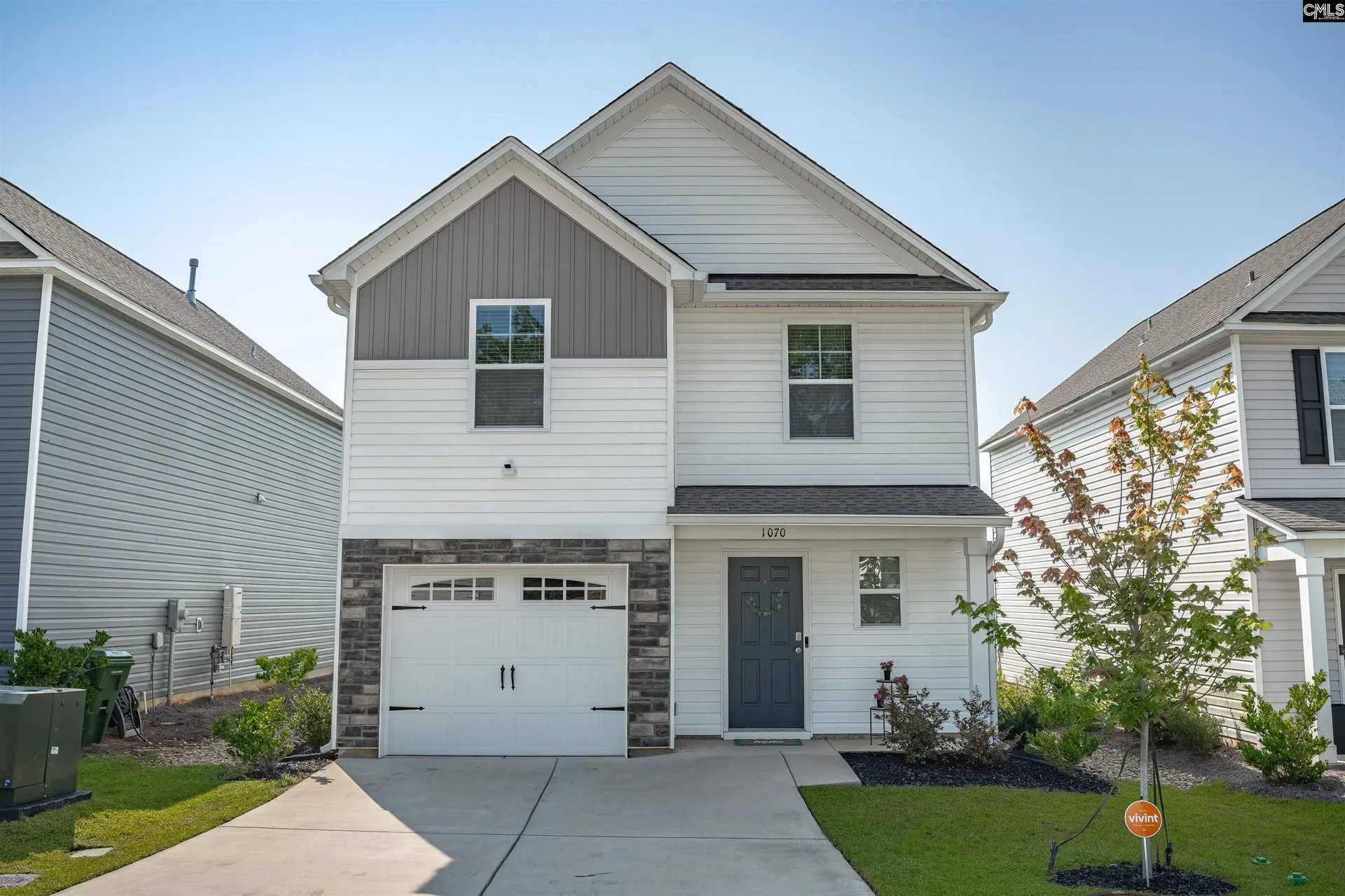 1070 Crescent Moon Loop