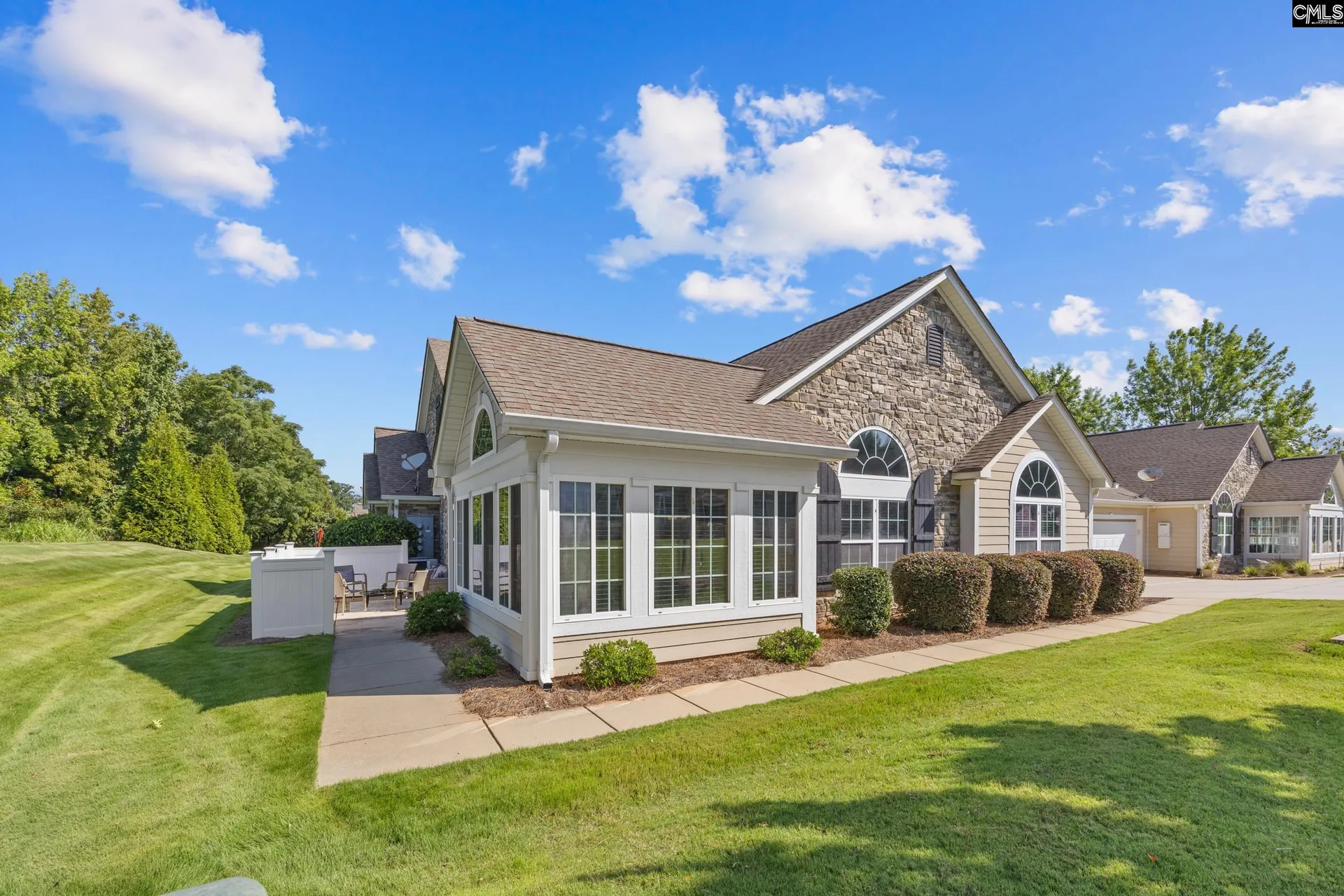 Lexington Villas, Lexington Community