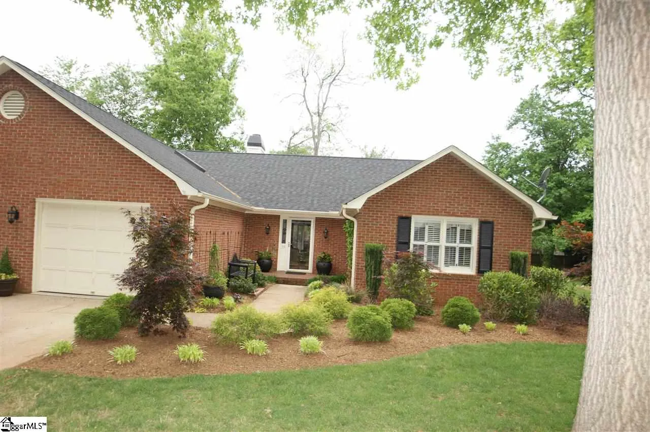 Property image 1 at 10 Fairoaks Drive, Greenville, SC 29615