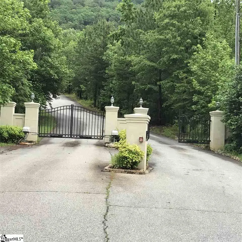 Property image 2 at 2 Lindasue Lane, Greenville, SC 29609
