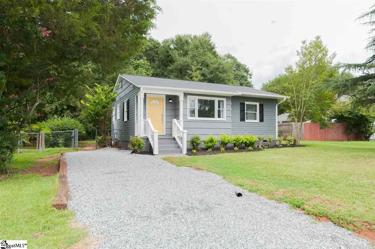 Property image 1 at 6 Pleasant Ridge Avenue, Greenville, SC 29605-2112