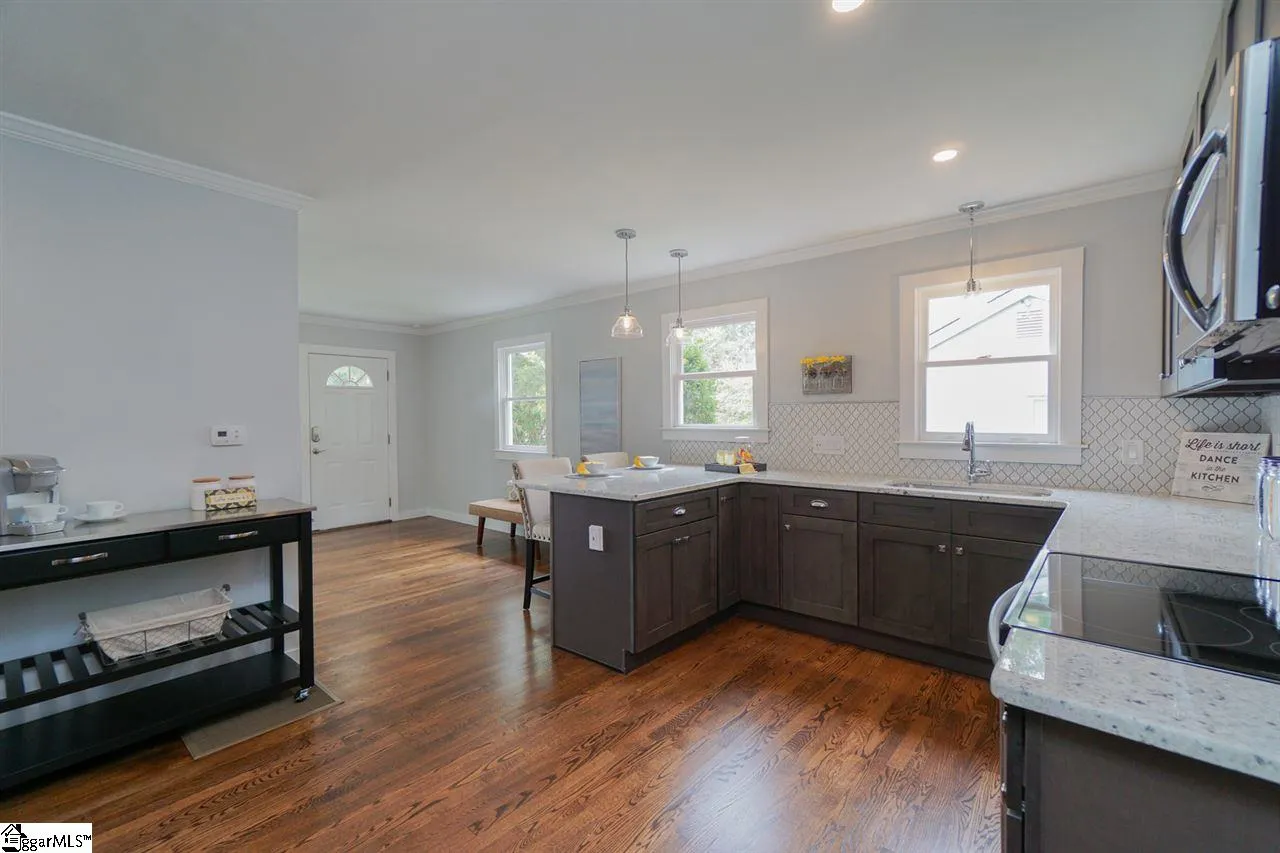 Property image 2 at 6 Pleasant Ridge Avenue, Greenville, SC 29605-2112
