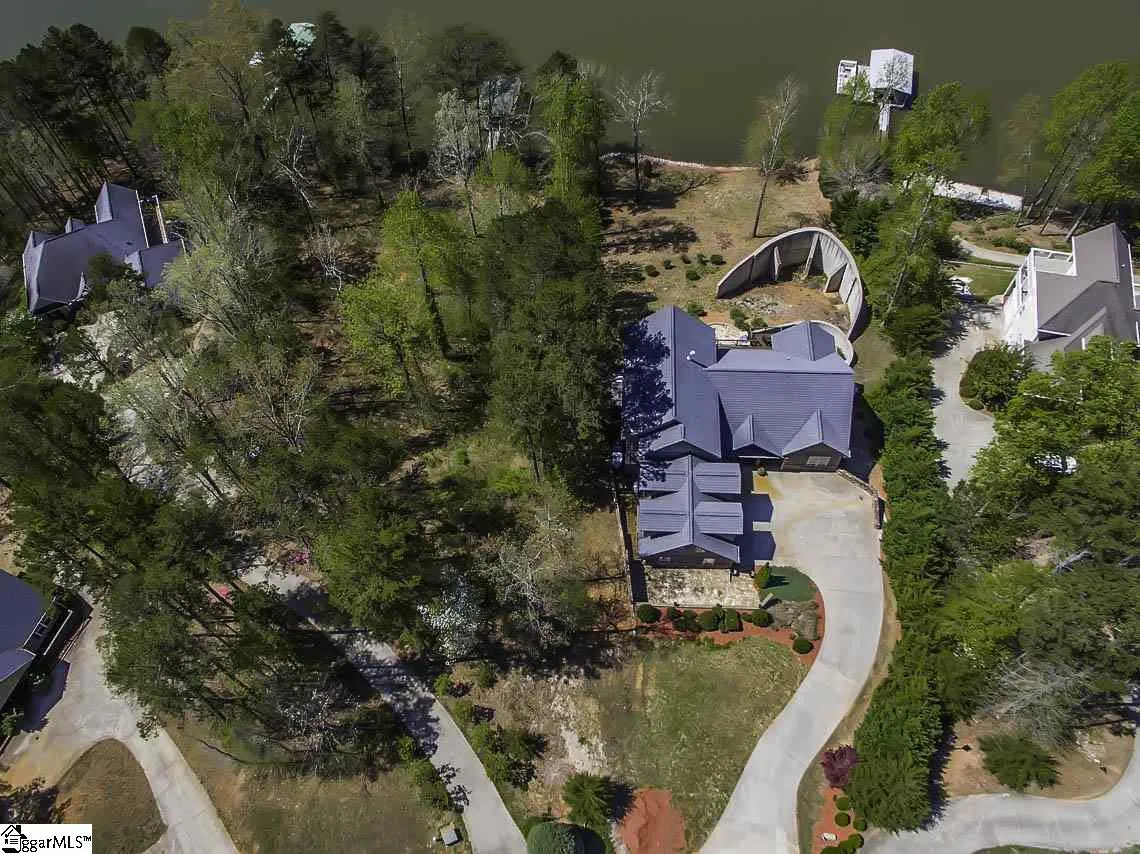 Property image 3 at 135 W Waters Edge Drive, West Union, SC 29696