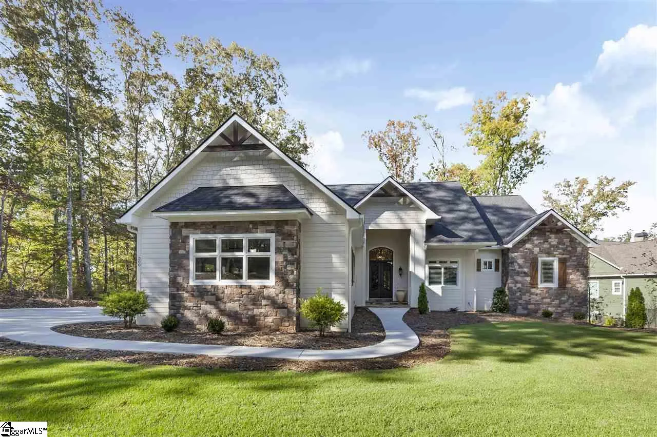 Property image 1 at 300 Pointe East Drive, Seneca, SC 29672
