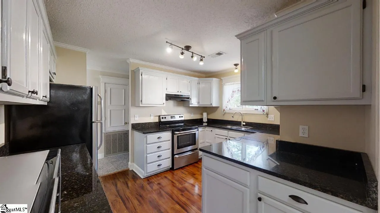 Property image 4 at 2 Lakeside Circle, Greenville, SC 29615