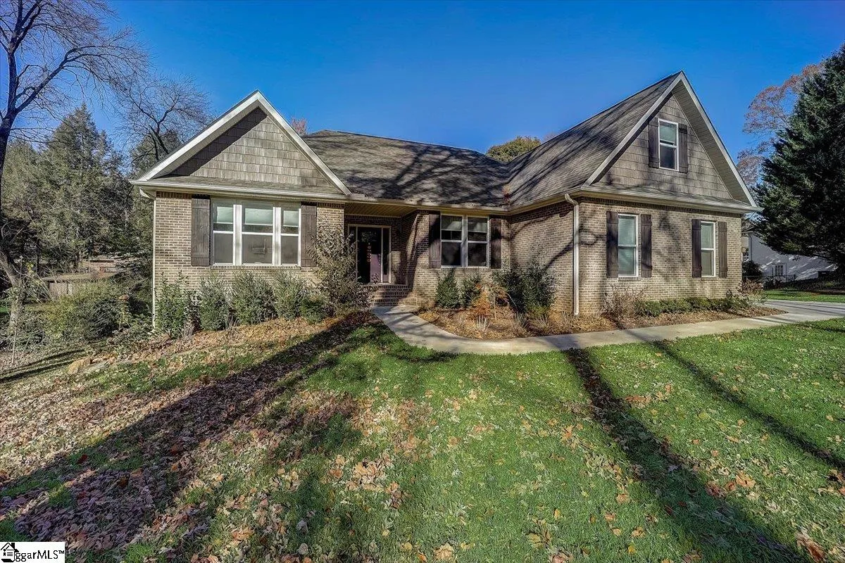 Property image 1 at 4 W Chaucer Road, Greenville, SC 29617