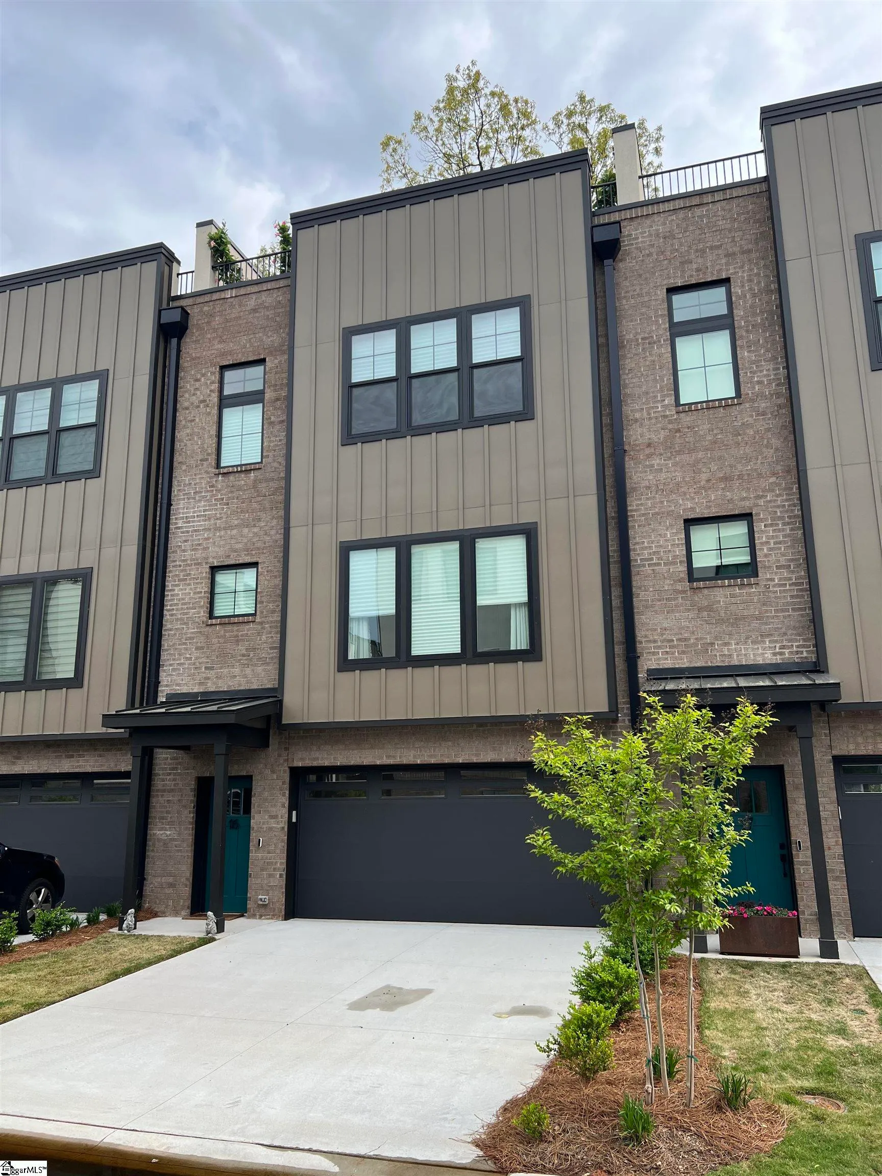121 W Stone Avenue