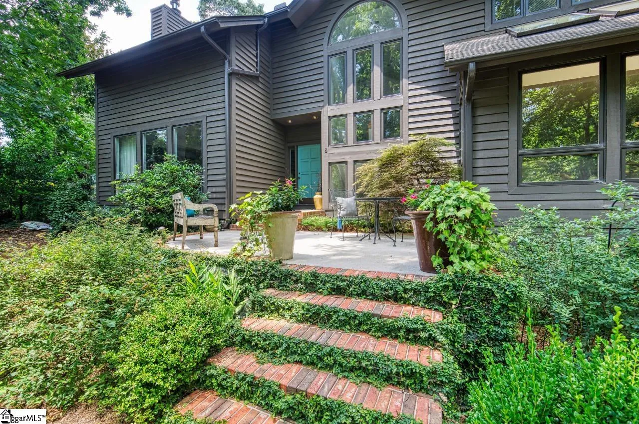 8 Forest Lane