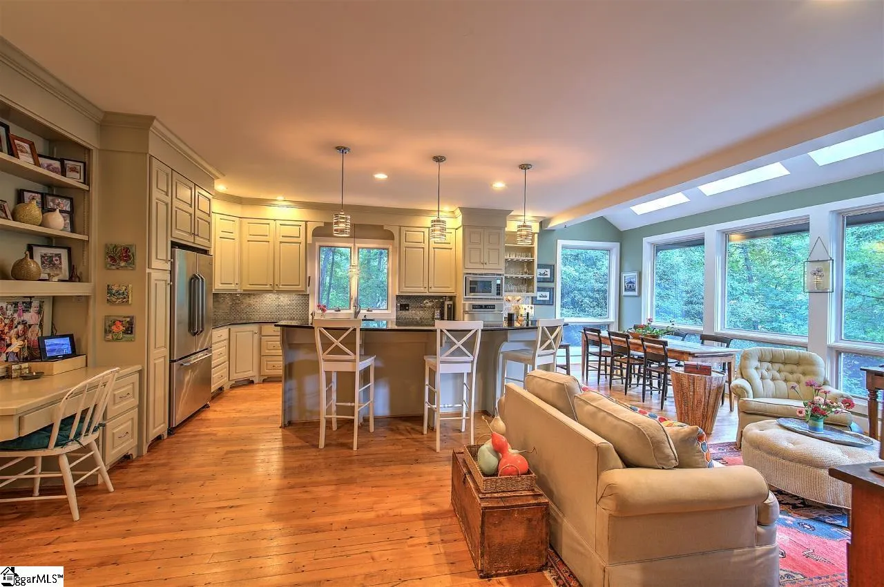 Property image 4 at 8 Forest Lane, Greenville, SC 29605