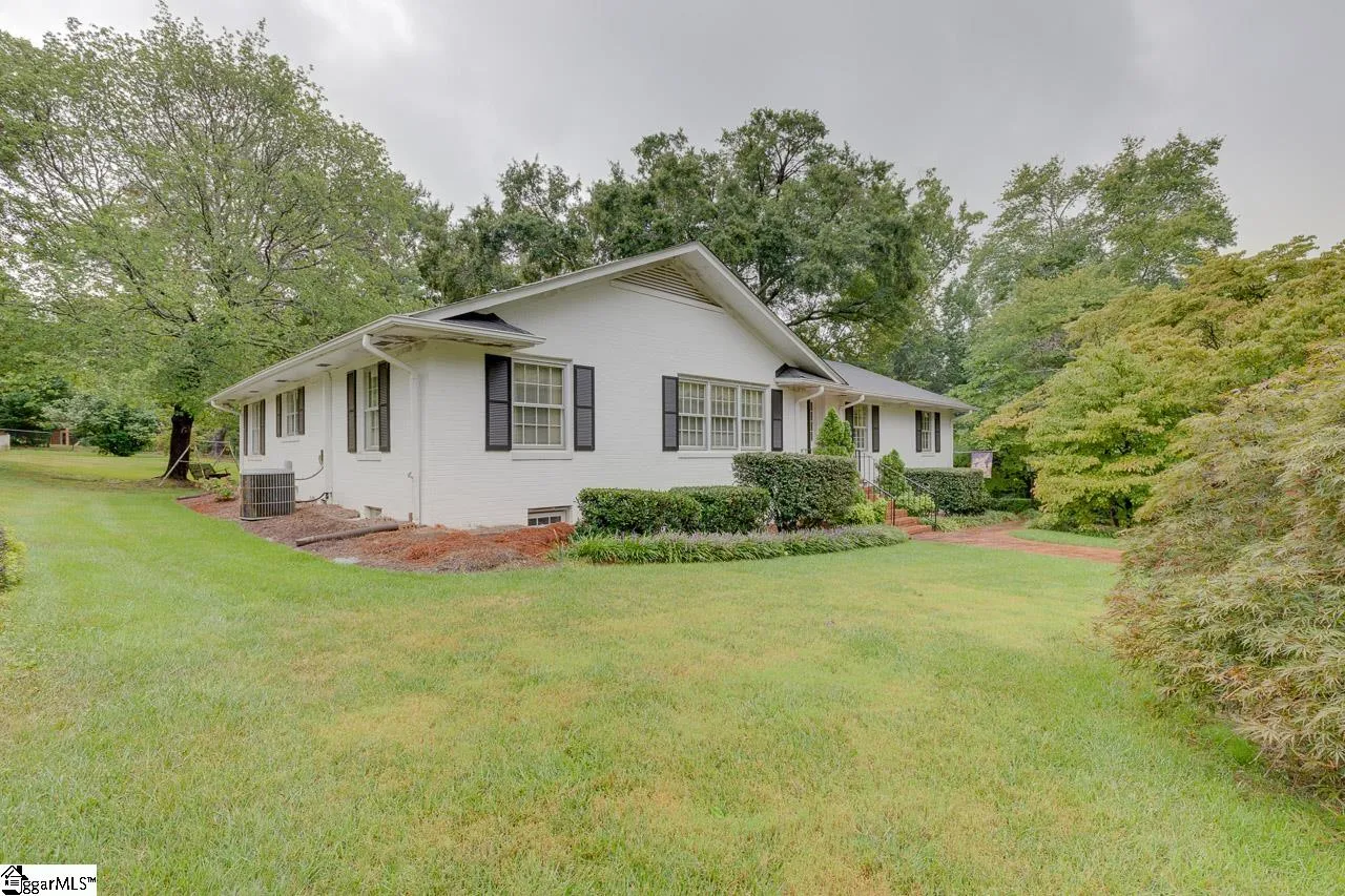 Property image 2 at 2 Rollingreen Road, Greenville, SC 29615