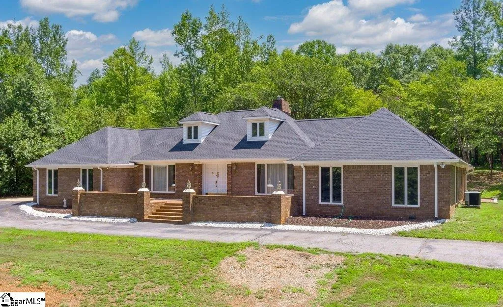Property image 2 at 202 Woodlake Drive, Spartanburg, SC 29301