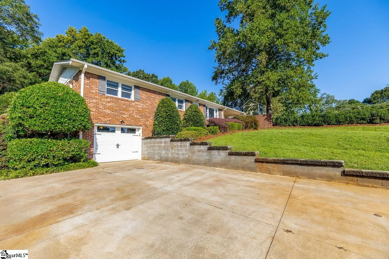 Property image 2 at 6 Harbor Drive, Greenville, SC 29611