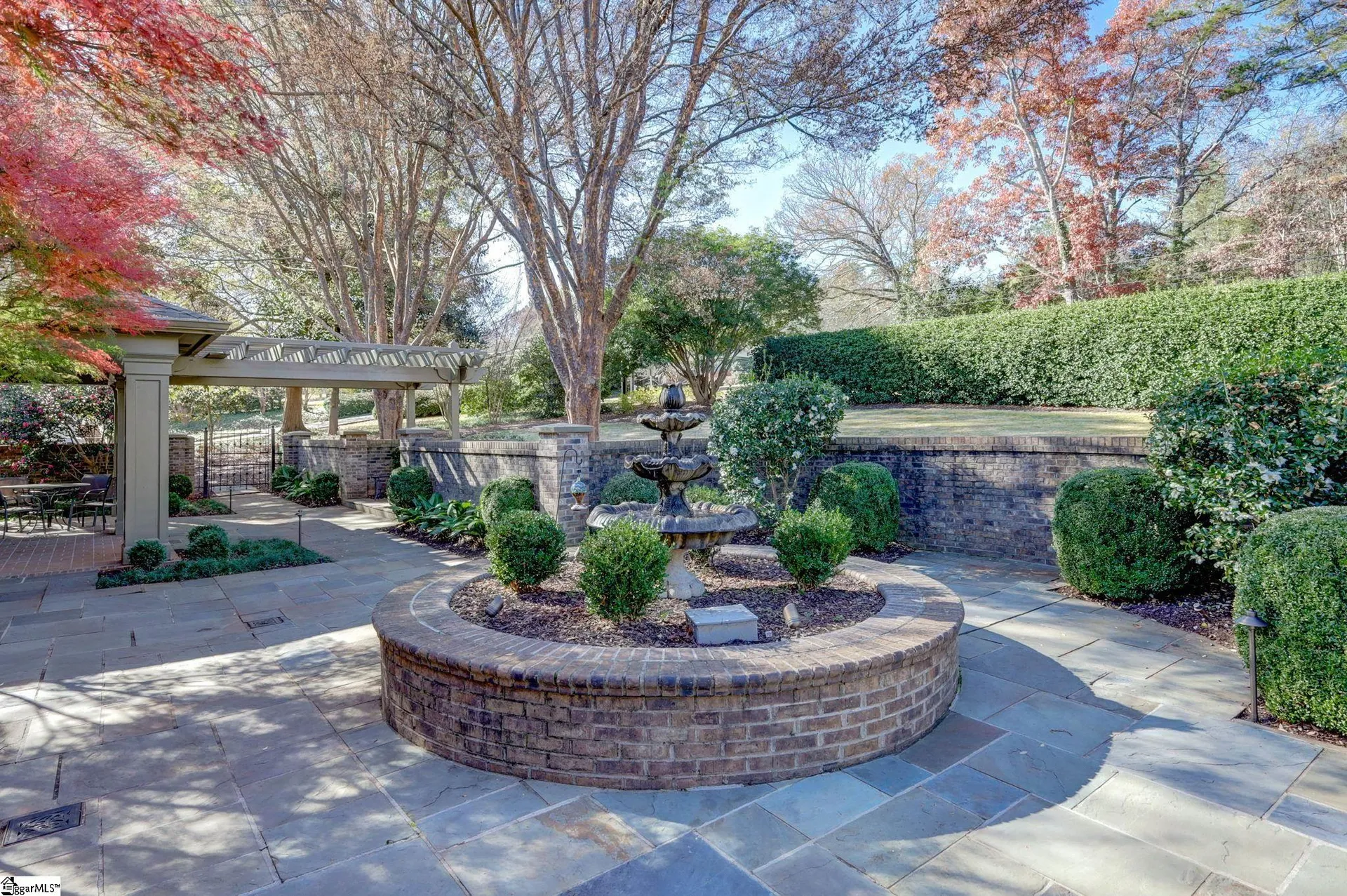 Property image 2 at 112 E Round Hill Road, Greenville, SC 29617