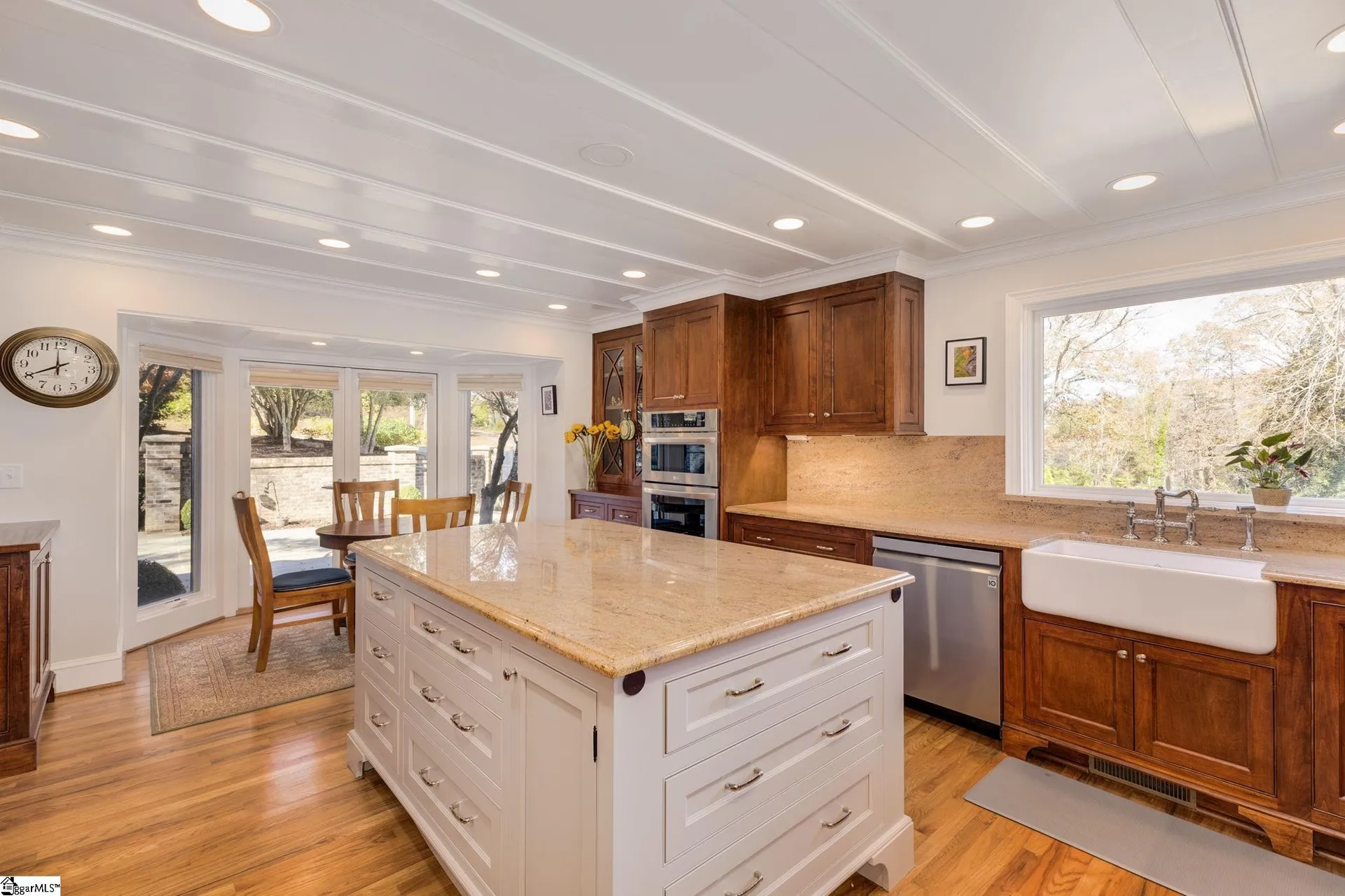 Property image 5 at 112 E Round Hill Road, Greenville, SC 29617