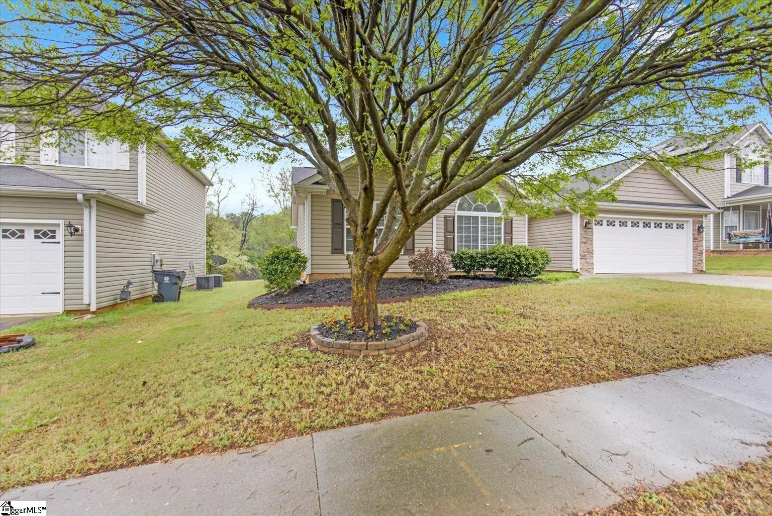 Property image 2 at 11 Whitethorn Lane, Greenville, SC 29607