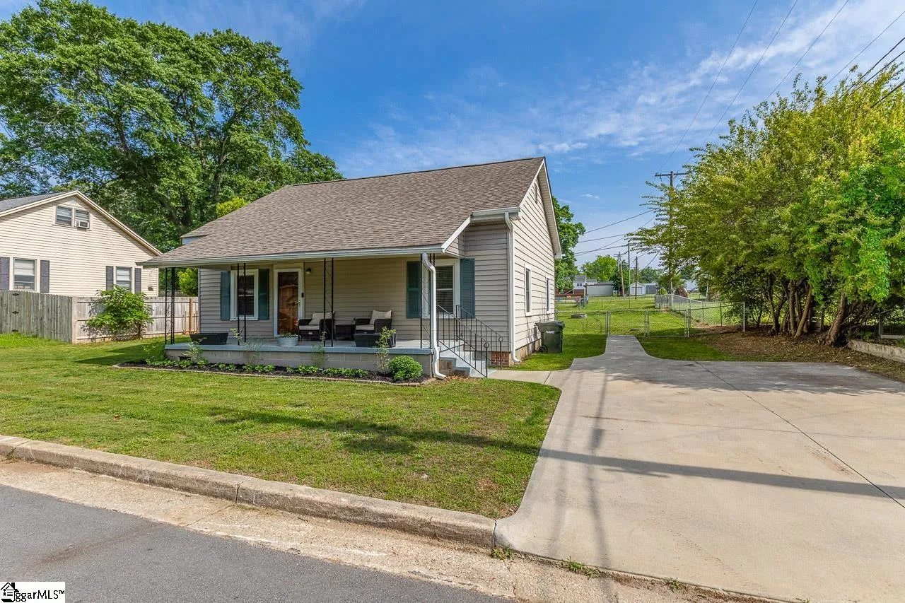 Property image 2 at 7 Stewart Avenue, Greer, SC 29650