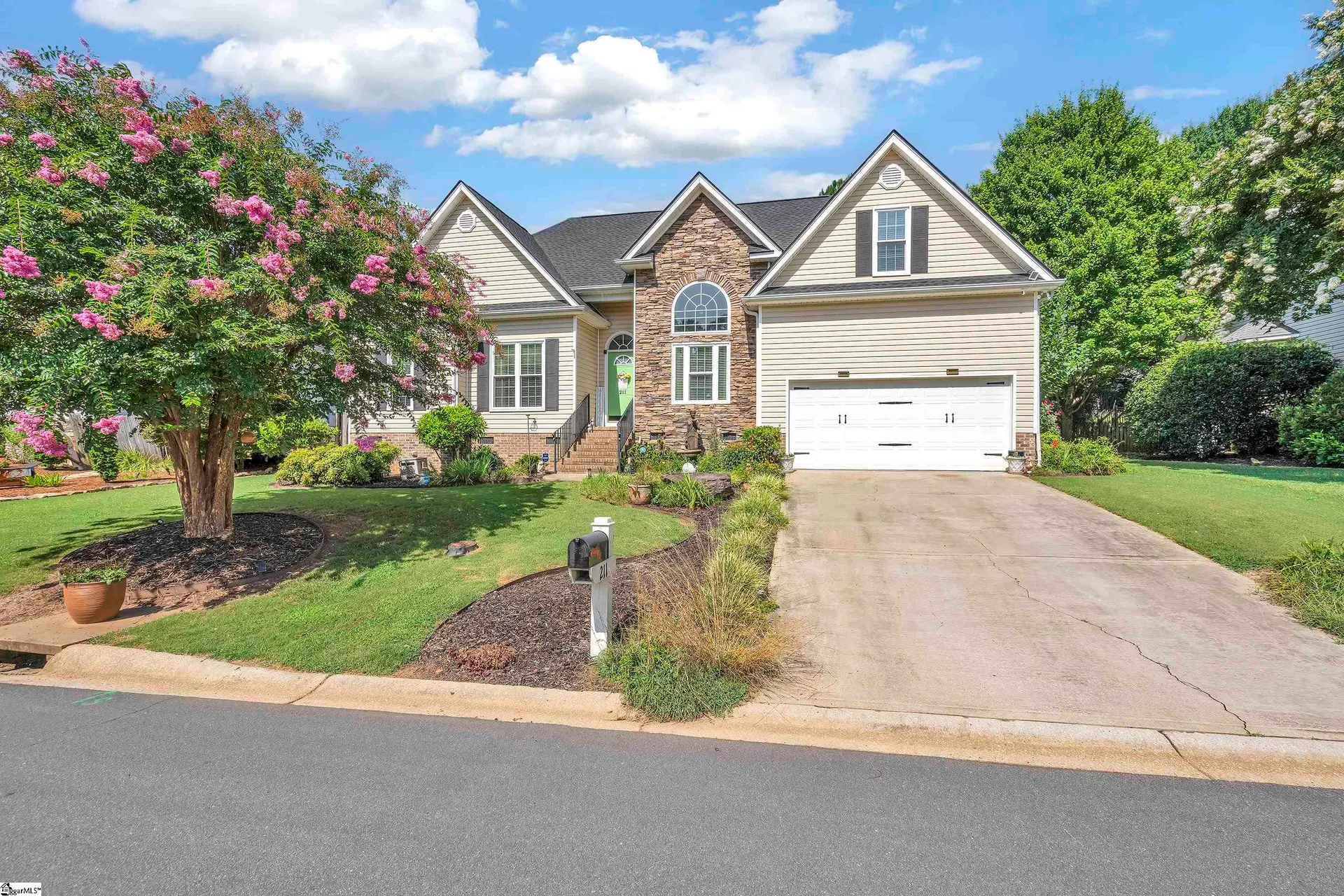 Lennox Lake, Simpsonville Community