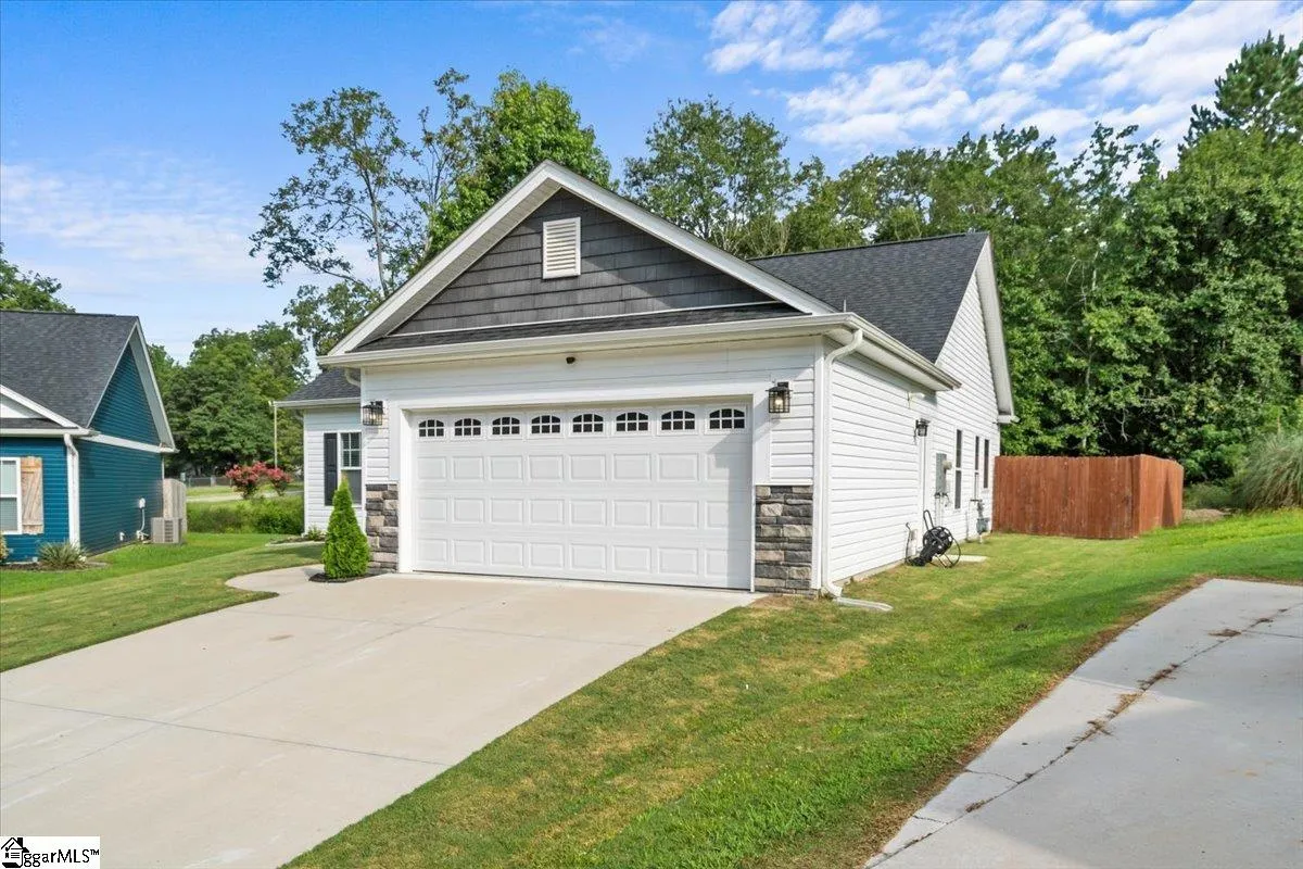 Property image 3 at 136 Crown Court, Williamston, SC 29697