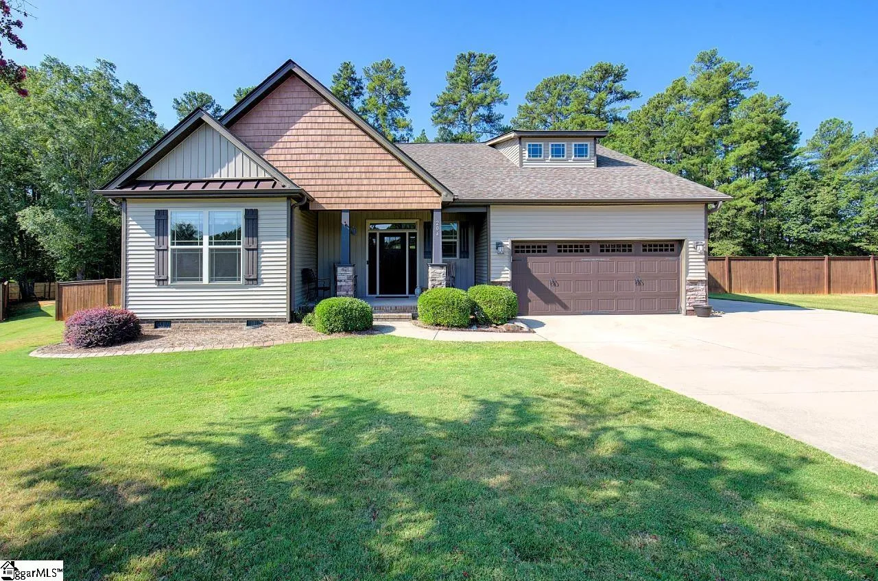 204 Pineknoll Circle