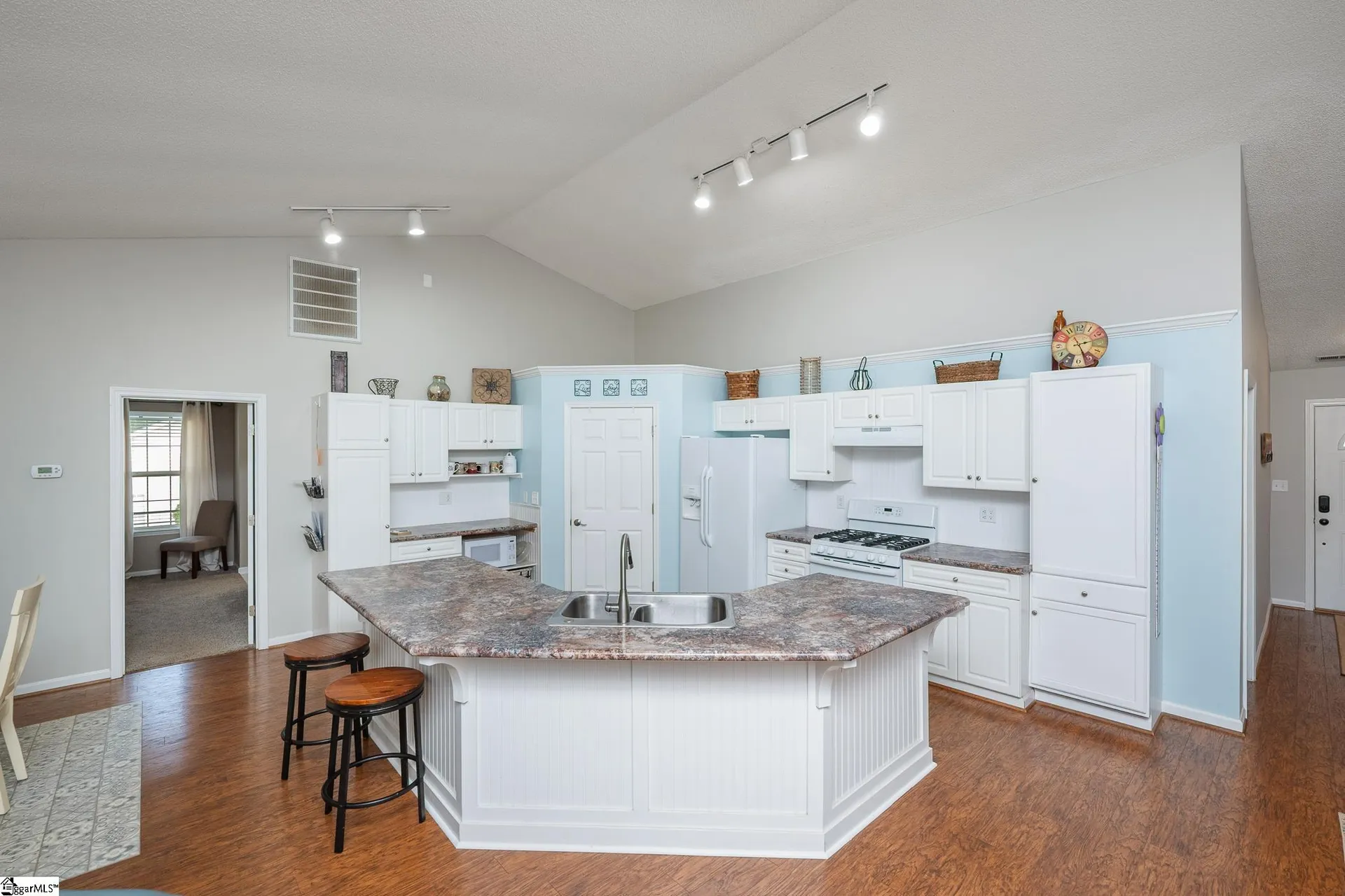 Property image 2 at 10 Red Haven Court, Greer, SC 29650