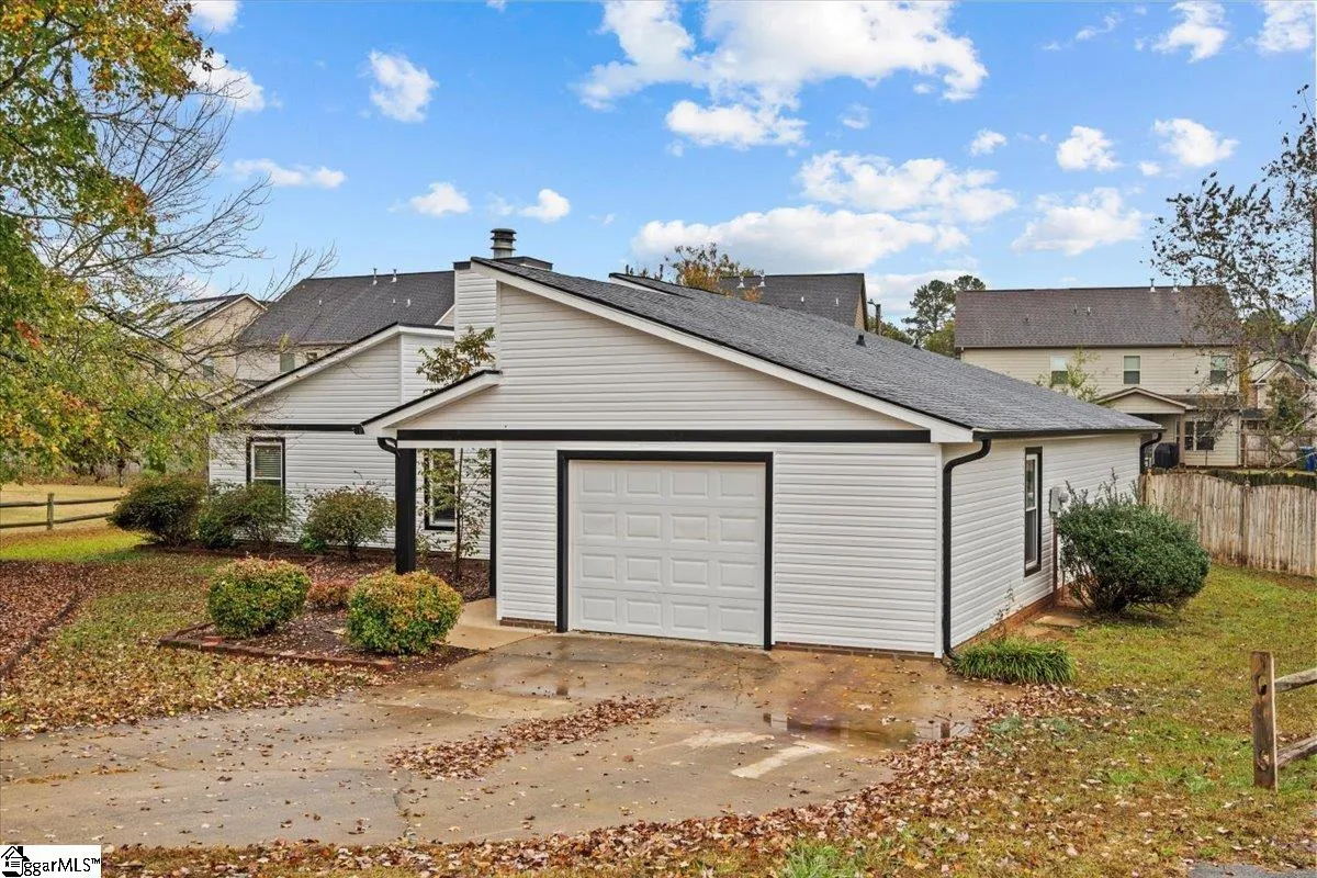 Property image 3 at 107 Amberwood Lane, Mauldin, SC 29662-2801