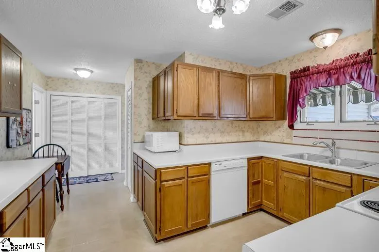Property image 2 at 204 Lakeside Circle, Greenville, SC 29615