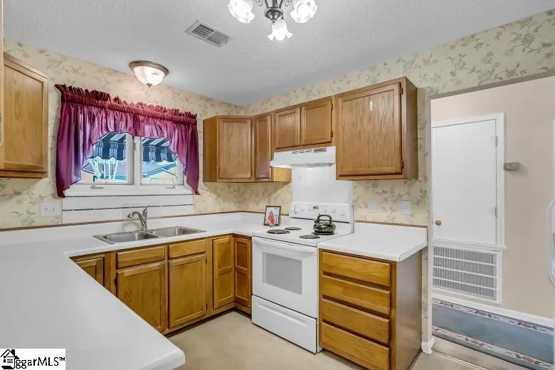 Property image 4 at 204 Lakeside Circle, Greenville, SC 29615
