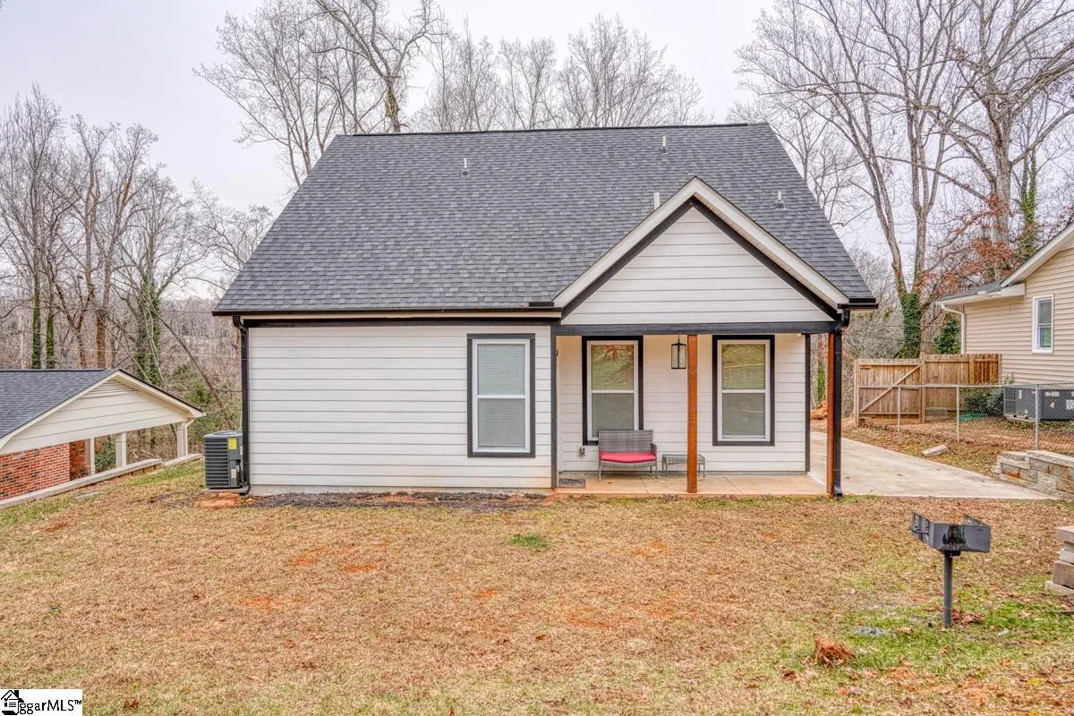 Property image 3 at 19 E Castle Drive, Greenville, SC 29605