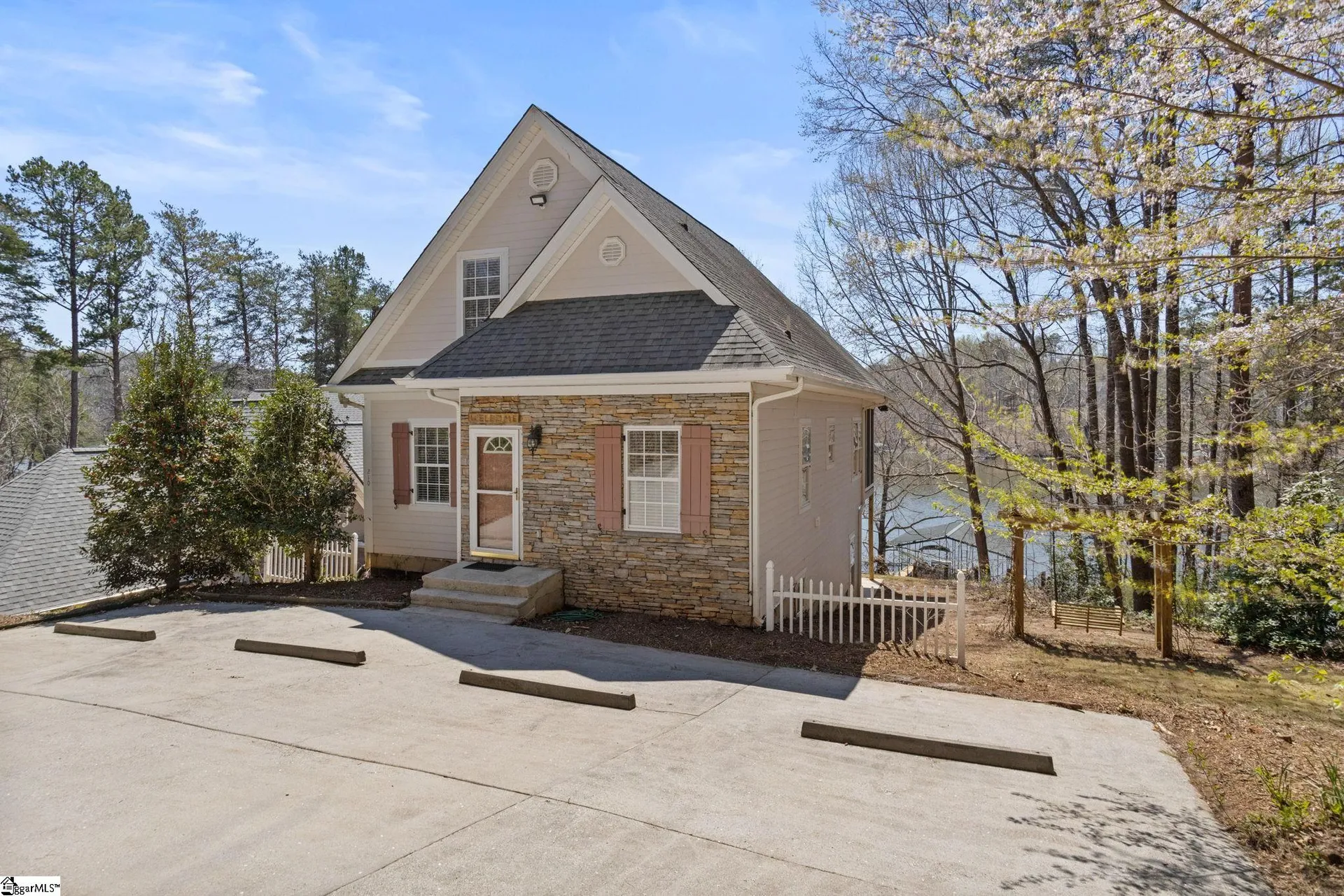 Property image 2 at 210 E Waters Edge Lane, West Union, SC 29696