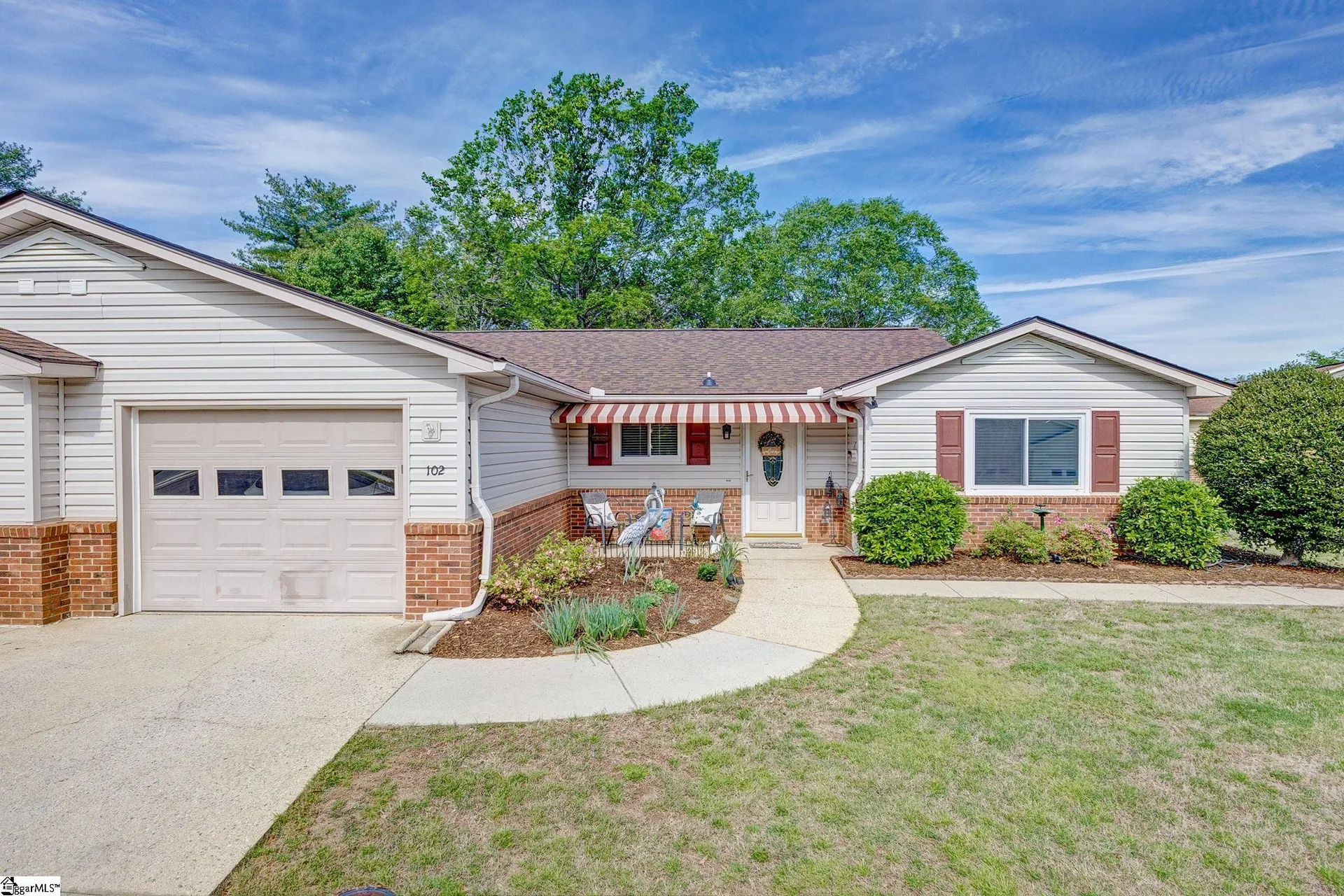 102 Lakeside Court