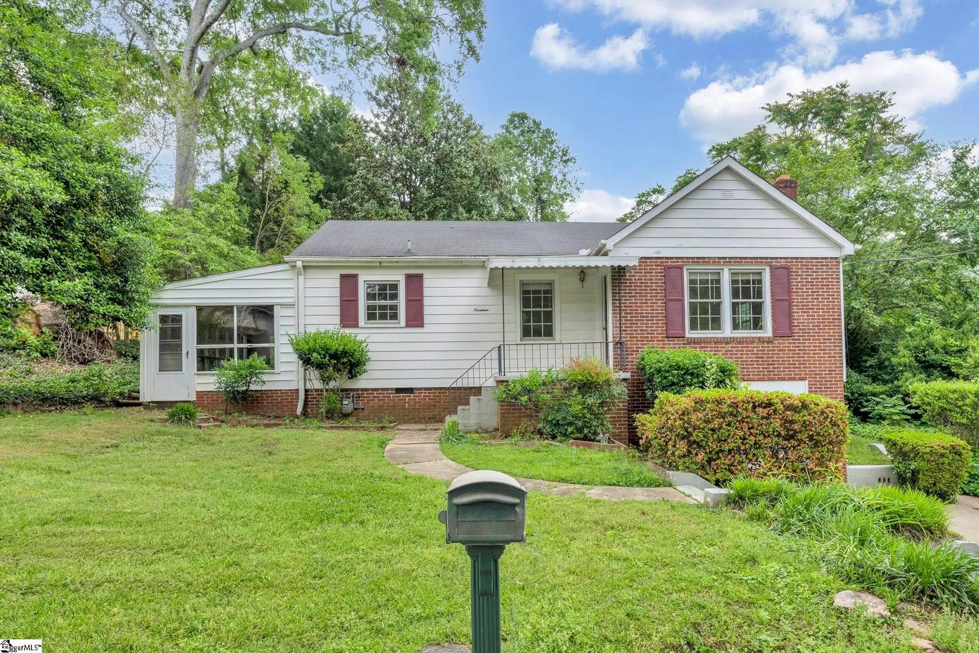 Property image 1 at 19 Oakview Drive, Greenville, SC 29605