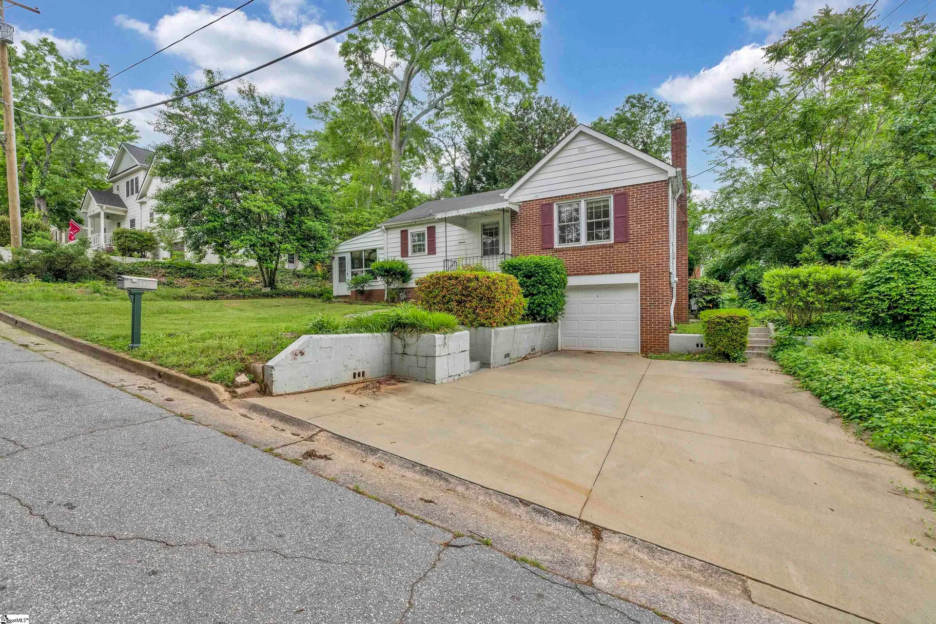 Property image 2 at 19 Oakview Drive, Greenville, SC 29605