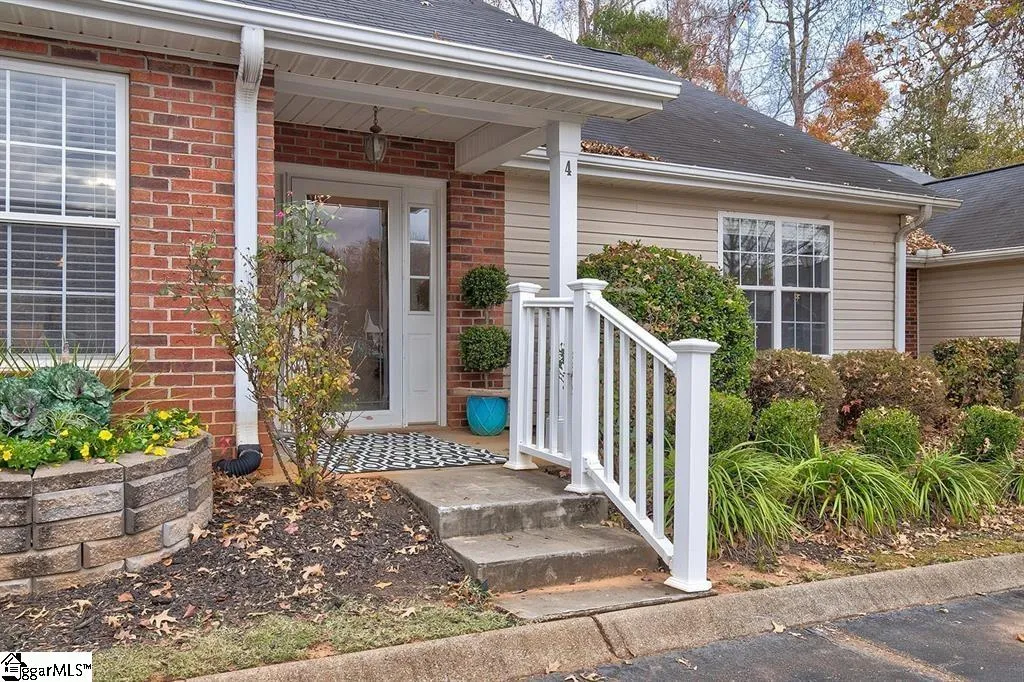 Property image 2 at 4 Creekbend Court, Simpsonville, SC 29681