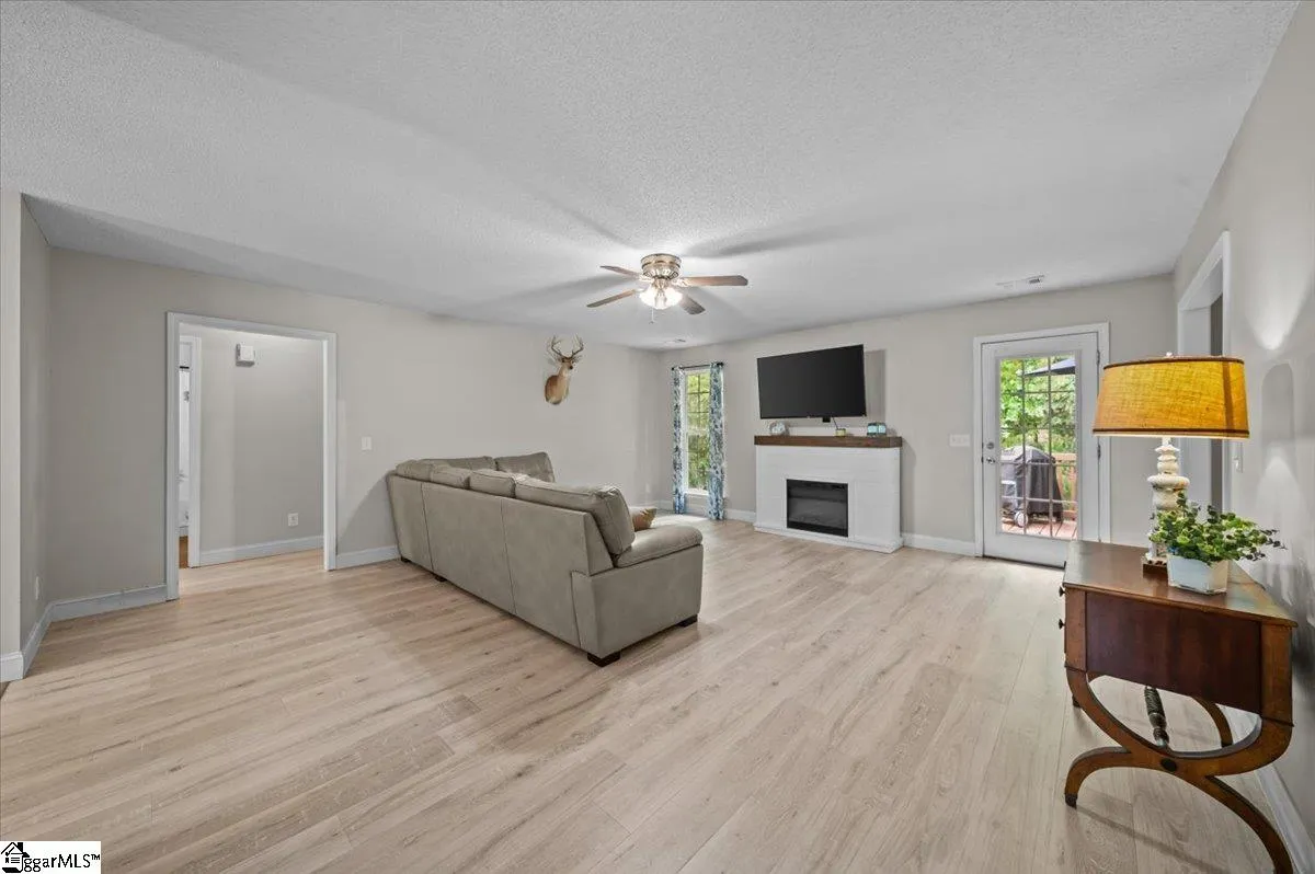 Property image 4 at 108 W Peninsula Drive, Laurens, SC 29360