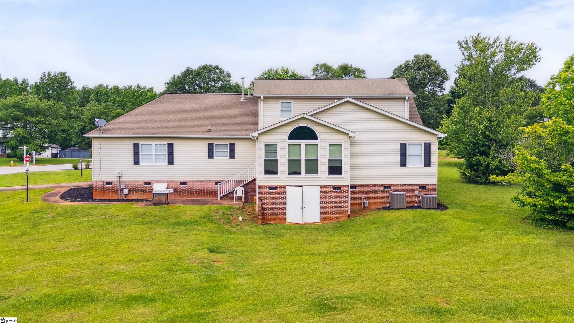 Property image 2 at 11 Midland Court, Taylors, SC 29687