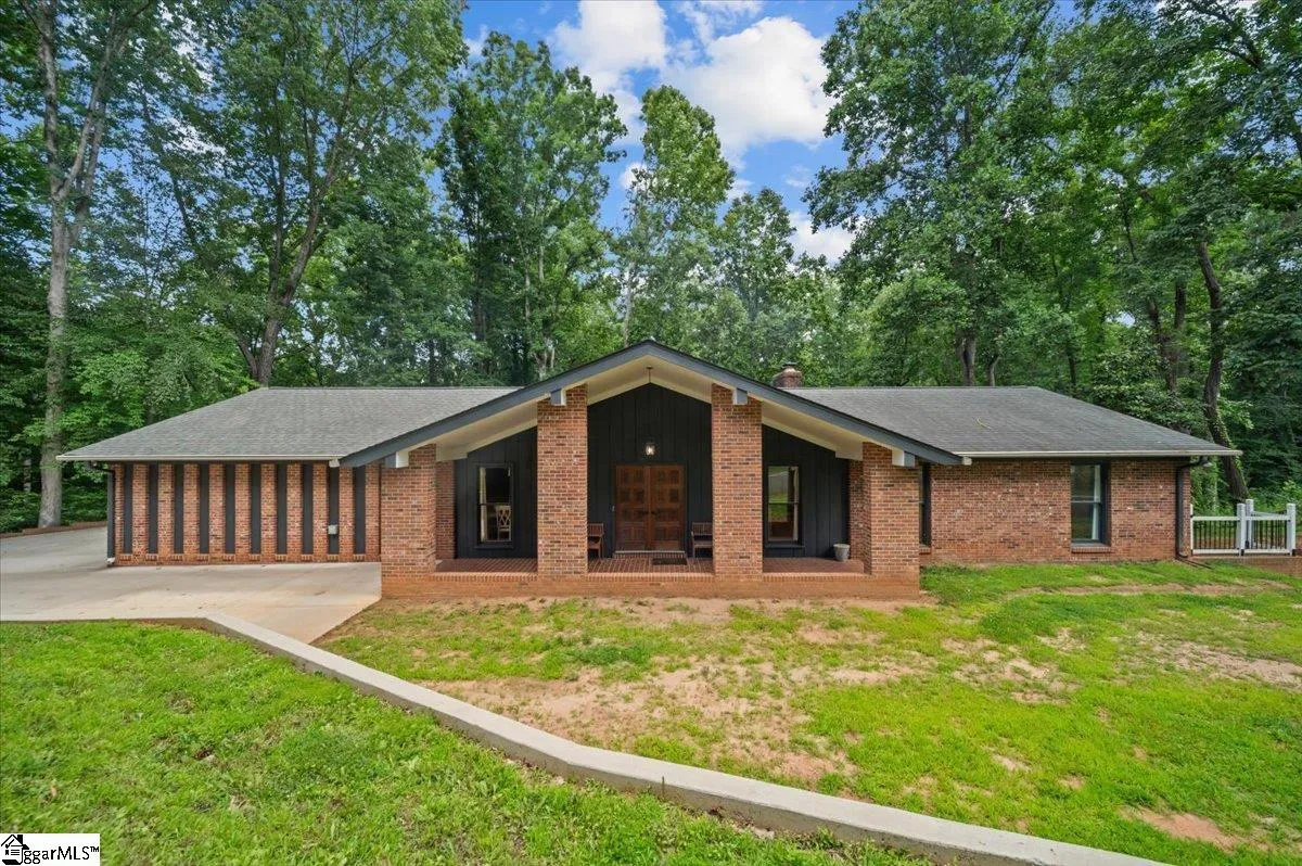 Clemson Downs, Clemson Community