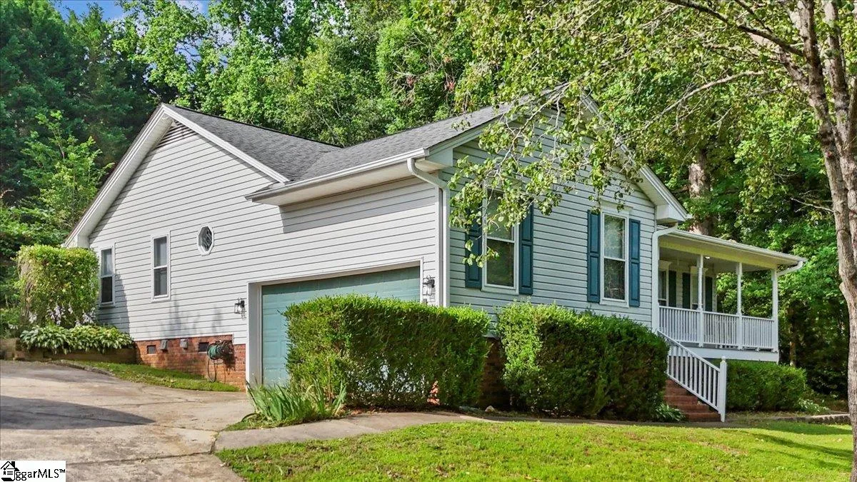 Property image 2 at 121 Chesterfield Court, Easley, SC 29640