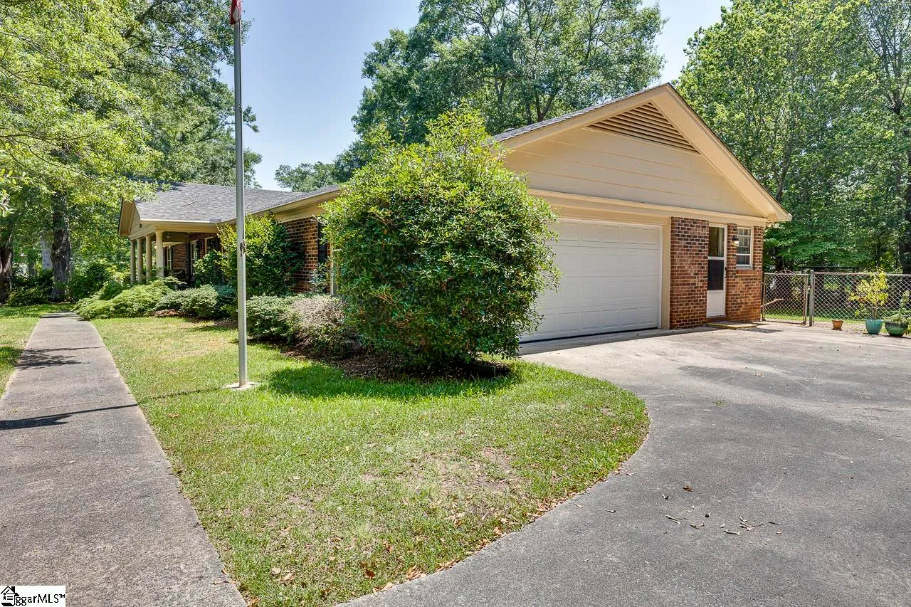 Property image 2 at 104 Robinwood Drive, Simpsonville, SC 29681