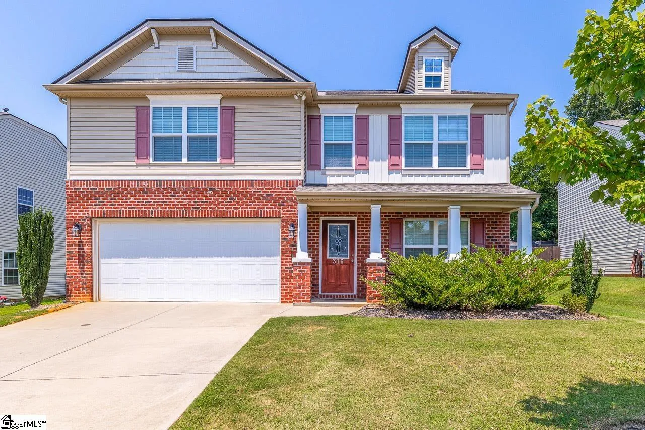 Bridle Path, Moore Community