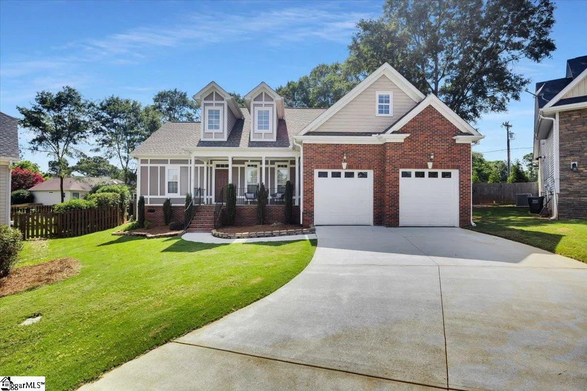 Lennox Lake, Simpsonville Community