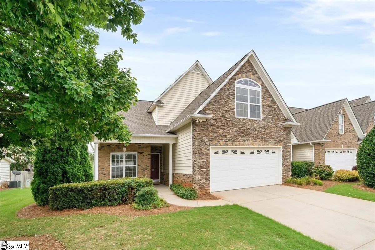 Property image 2 at 28 Barnwood Circle, Greenville, SC 29607
