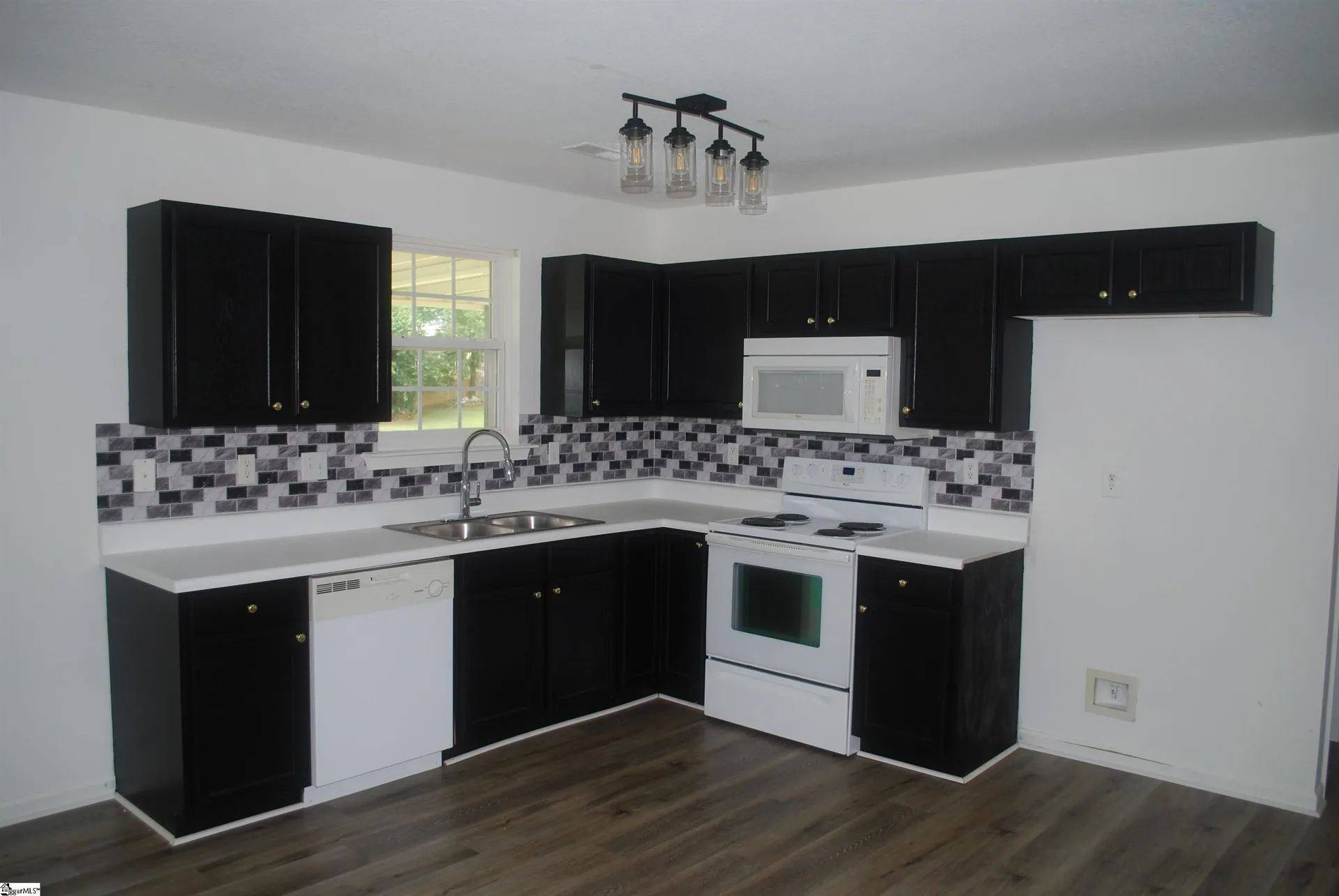 Property image 2 at 437 Roe Road, Greenville, SC 29611