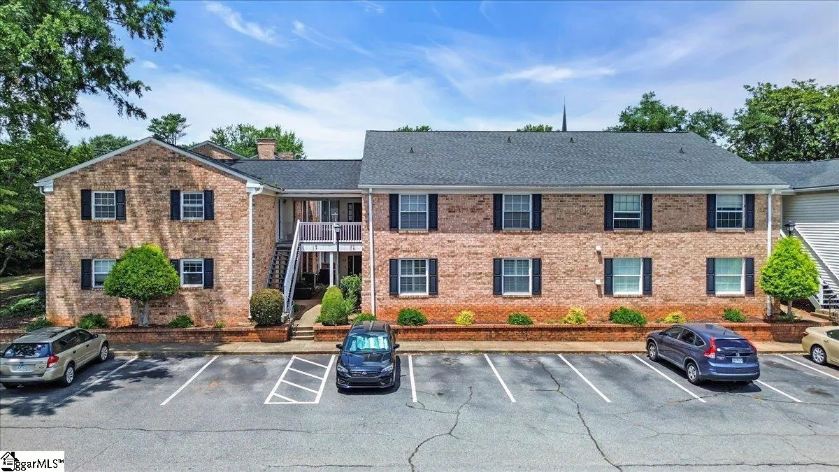 Riverbend Condos, Greenville Community