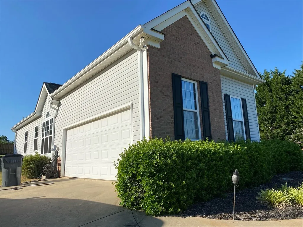 Property image 4 at 100 Pondstone Court, Easley, SC 29642